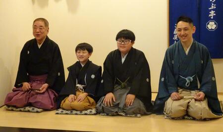 　会見を行う（右から）三遊亭円楽、長男の三遊亭さと坊、次男の三遊亭こじ坊、三遊亭好楽