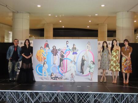 　キービジュアルを挟んでポーズをとる（左から）レスリー・キー氏、筧美和子、松川星、イ・ナウン、ホ・ジウォン