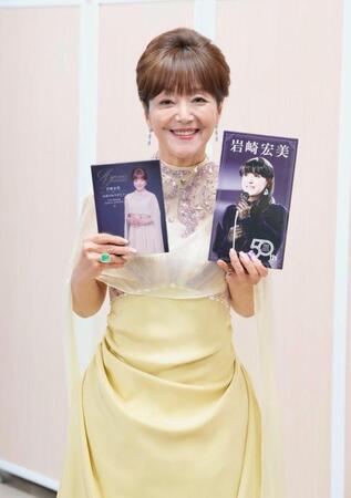 　囲み取材に応じる岩崎宏美