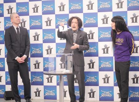 　金属バットの抽選くじを代わりに引いて顔が強ばるガクテンソク・よじょう（中央）