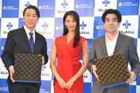 　昭和西川「３０年ＭｕＡｔｓｕ」新ＣＭ発表会に登場した菜々緒（中央）