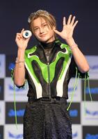 　ポーズを決めるａｏｅｎ・雅久（撮影・佐藤厚）