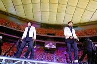 　東京ドームで歓声に応えるチャンミン（右）とユンホ＝２０２３年