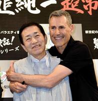 矢追純一（左）に抱きつくユリ・ゲラー＝２０１４年８月