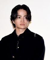 　舞台あいさつを行う菊池風磨（撮影・佐藤厚）