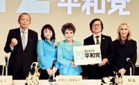 ワンニャン平和党の設立会見に臨んだデヴィ夫人（中央）＝２月１２日、都内