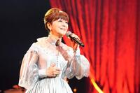 　歌唱する岩崎宏美