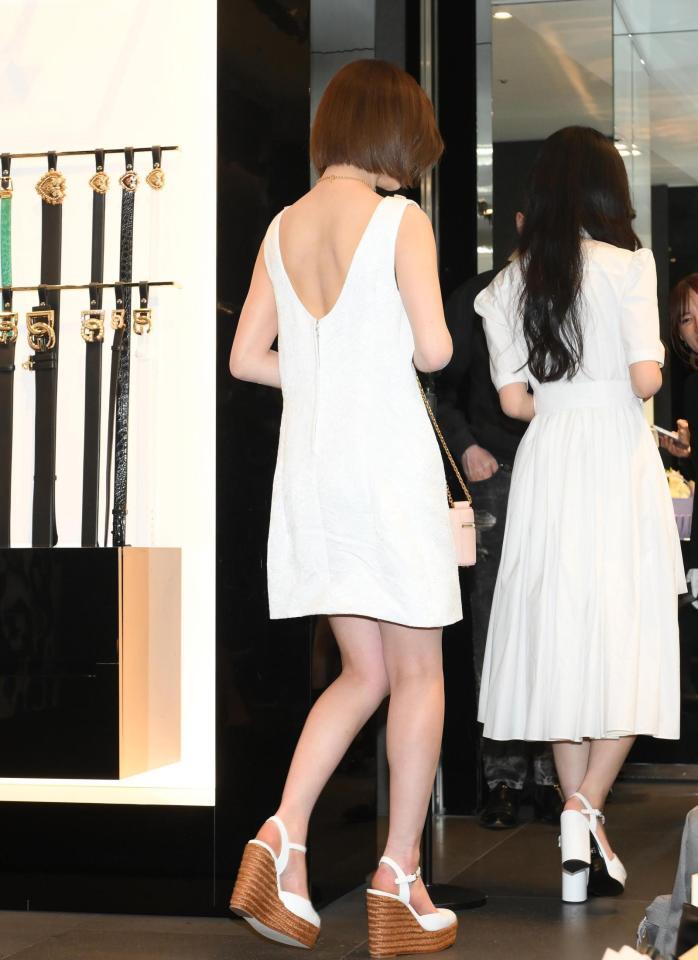 　背中が大きく見える衣装で登場したＮｉｚｉＵのＭＡＫＯ（撮影・堀内翔）