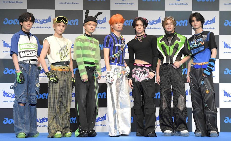 　デビュー発表記者会見でお披露目されたａｏｅｎの７人（撮影・佐藤厚）
