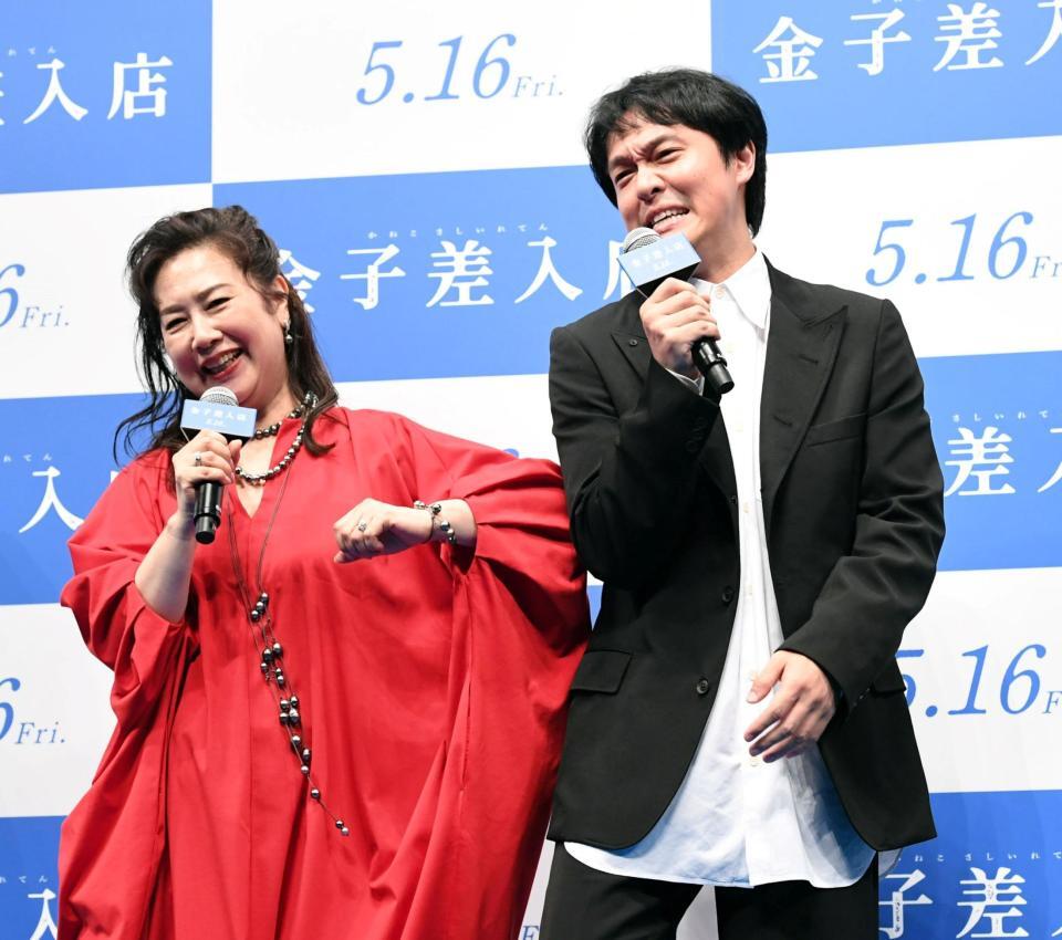 　名取裕子（左）にいじられる丸山隆平（撮影・佐藤厚）