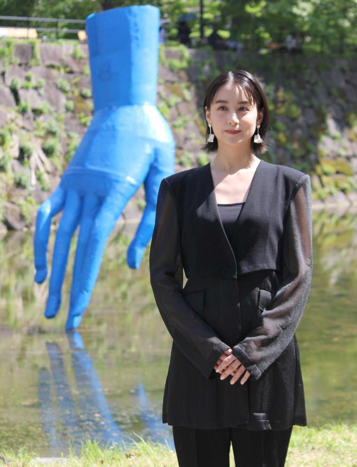 　アート作品の前に立つ山本美月