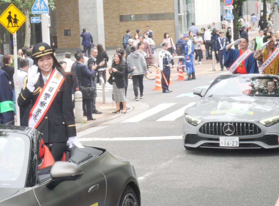 　パレードに出席した（左から）大原優乃、錦笑亭満堂、ピコ太郎