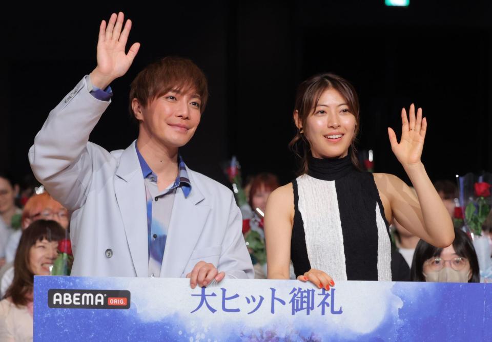 　手を振る成宮寛貴（左）と瀧本美織（撮影・吉澤敬太）