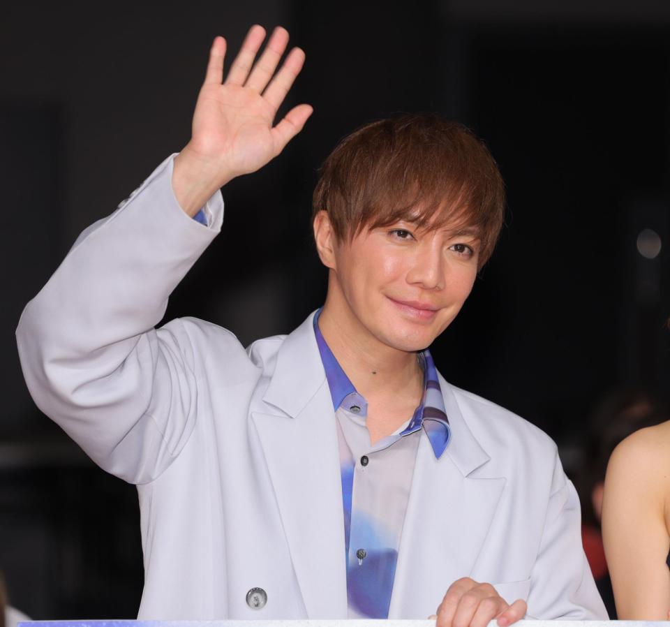 　手を振る成宮寛貴（撮影・吉澤敬太）