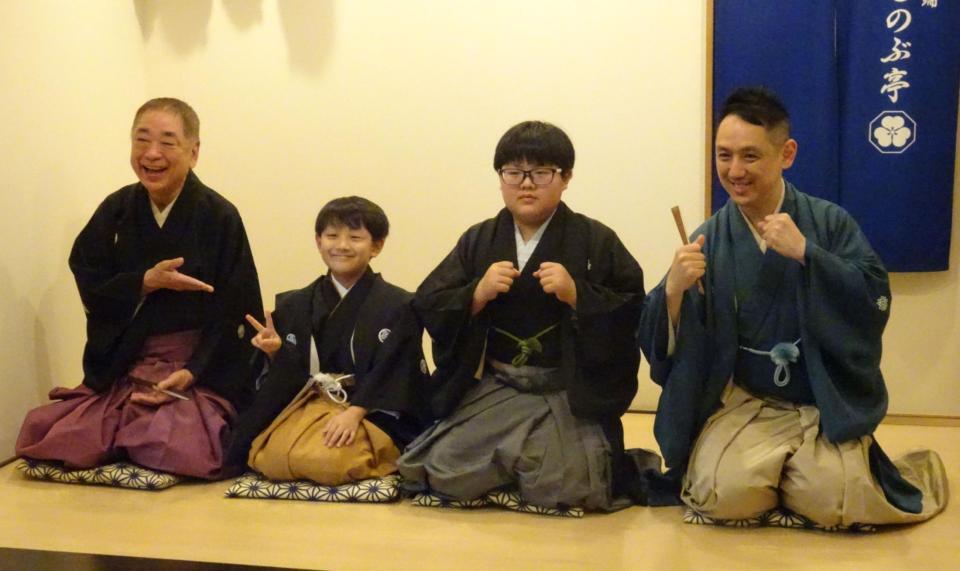 　会見を行った（右から）三遊亭円楽、長男の三遊亭さと坊、次男の三遊亭こじ坊、三遊亭好楽