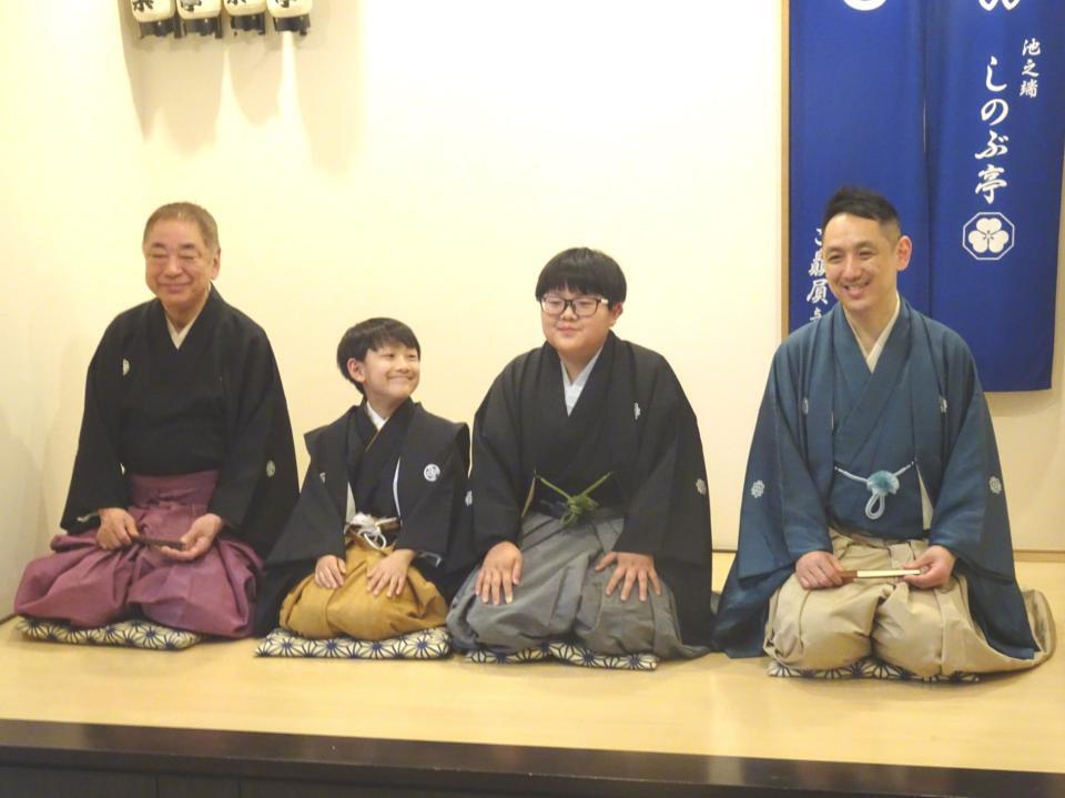 　会見を行う（右から）三遊亭円楽、長男の三遊亭さと坊、次男の三遊亭こじ坊、三遊亭好楽