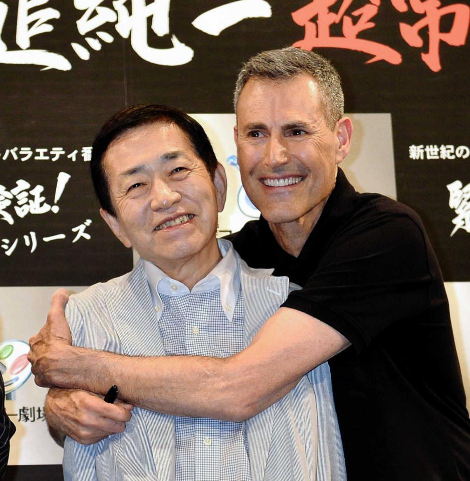 矢追純一（左）に抱きつくユリ・ゲラー＝２０１４年８月