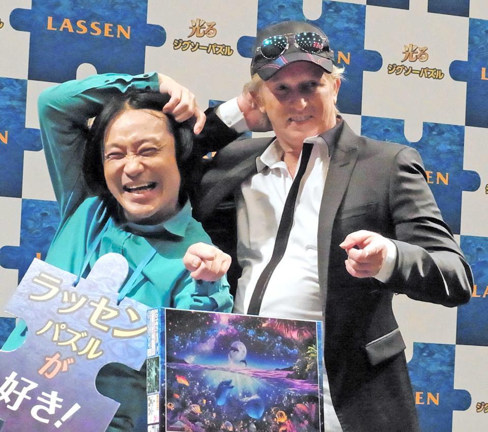 一緒に永野（左）の持ちネタポーズをするクリスチャン・リース・ラッセン氏＝２０１６年１１月