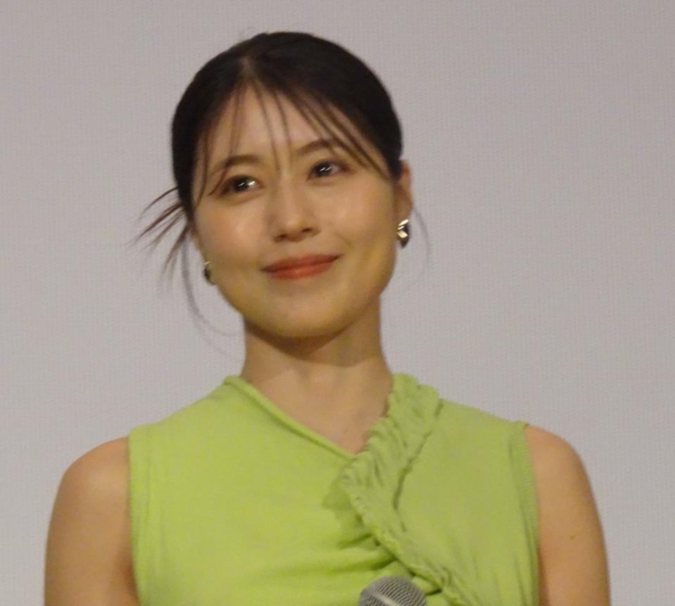 　初日舞台あいさつに登場した有村架純