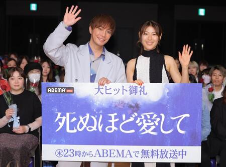 　手を振る成宮寛貴（左）と瀧本美織（撮影・吉澤敬太）