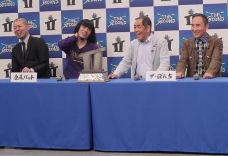 　戦う金属バット（左）とザ・ぼんち