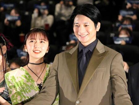 　笑顔を見せる向井理（右）と上白石萌歌