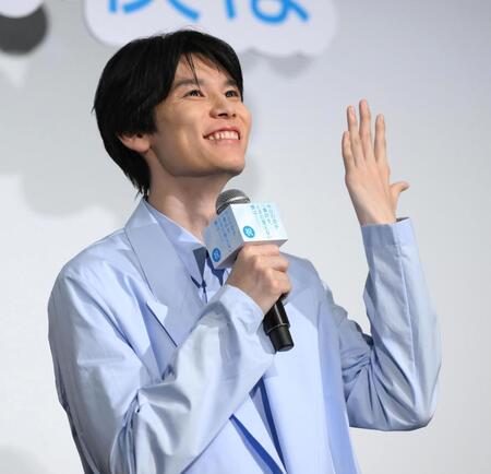 　チャームポイントの大きな手を披露する萩原利久（撮影・堀内翔）