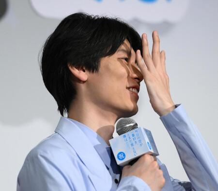 　チャームポイントの大きな手で顔を覆う萩原利久（撮影・堀内翔）