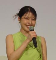 　初日舞台あいさつに登場した有村架純