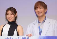 　笑顔を見せる成宮寛貴（右）と瀧本美織（撮影・吉澤敬太）