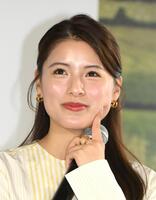 　質問の答えを考える、ゆいかれん（撮影・堀内翔）