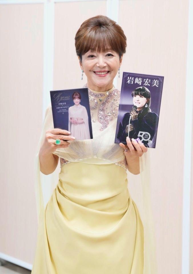 　囲み取材に応じる岩崎宏美