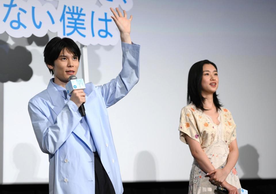 　チャームポイントの大きな手を披露する萩原利久。右は河合優実（撮影・堀内翔）  