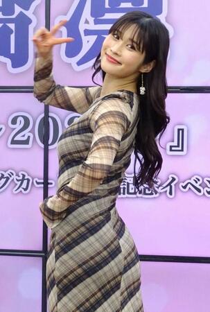 　ポーズをとる高橋凛