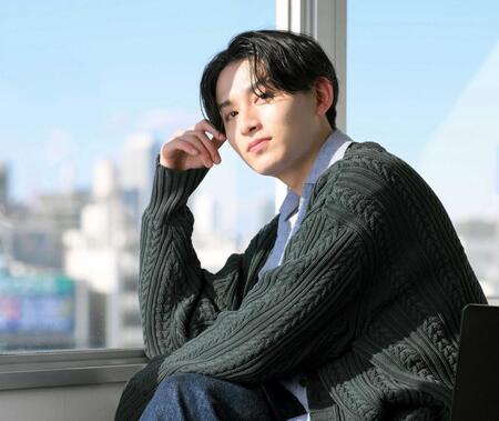 　クールにポーズを決める葉山侑樹（撮影・伊藤笙子）