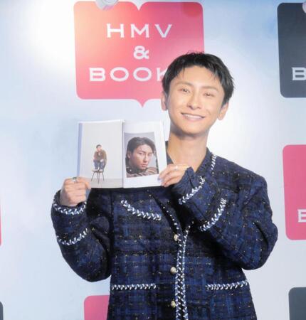 　お気に入りカットを披露し笑顔を見せる與真司郎