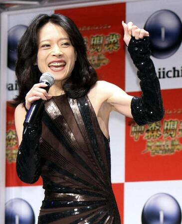 　自身がフューチャーされたパチンコ台の発表会でトークショーを行う中森明菜＝２０１０年撮影