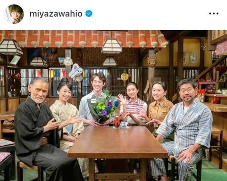 「ちむどんどん」の現場で誕生日を祝福される。２２年４月の宮沢氷魚のインスタグラム＠ｍｉｙａｚａｗａｈｉｏより