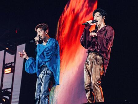 　東京ドームで熱唱するチャンミン（左）とユンホ