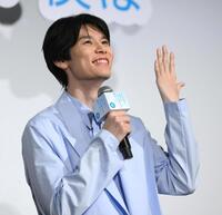 　チャームポイントの大きな手を披露する萩原利久（撮影・堀内翔）