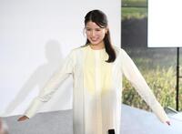 　衣装について語る、ゆいかれん（撮影・堀内翔）