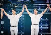 　３月６日の横浜アリーナ公演でファンの声援に応える東方神起のチャンミン（左）とユンホ