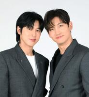 日本デビュー２０周年を迎える東方神起のユンホ（左）とチャンミン（撮影・堀内翔）