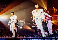 ３月６日の横浜アリーナ公演でパフォーマンスする東方神起のユンホ（左）とチャンミン