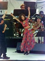 　阪神大震災救済コンサート「日本をすくえ９５」に出演した中森明菜＝１９９５年８月１２日