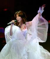 　純白のドレスで熱唱する中森明菜＝２００４年