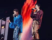 　東京ドームで熱唱するチャンミン（左）とユンホ