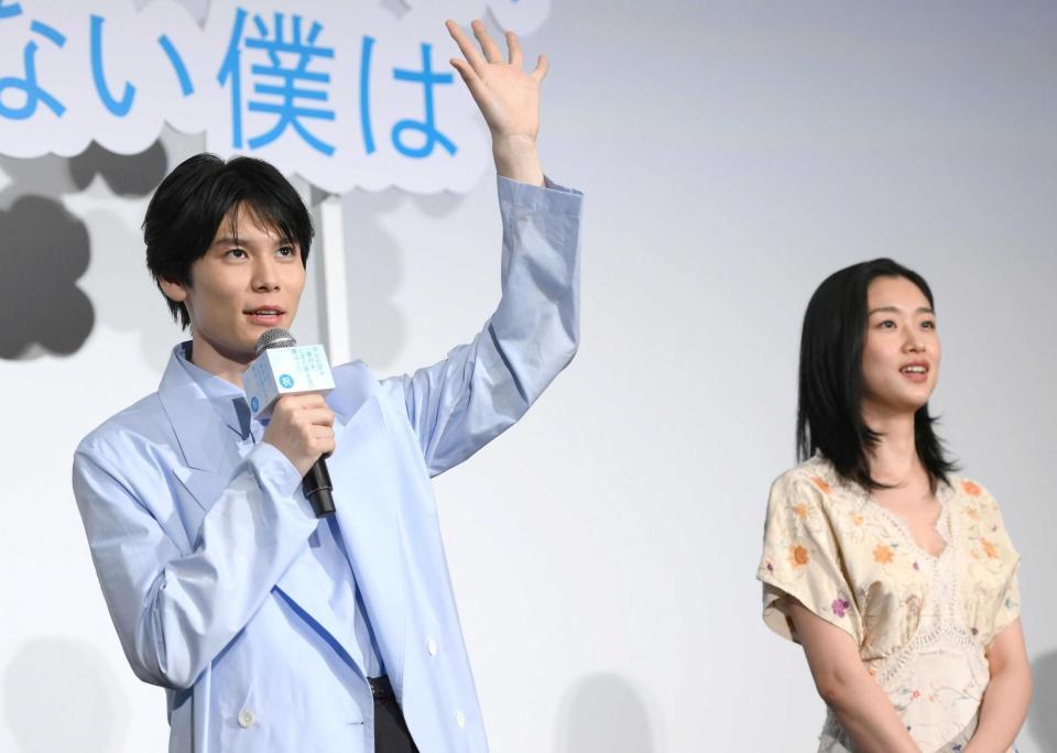 　チャームポイントの大きな手を披露する萩原利久。右は河合優実