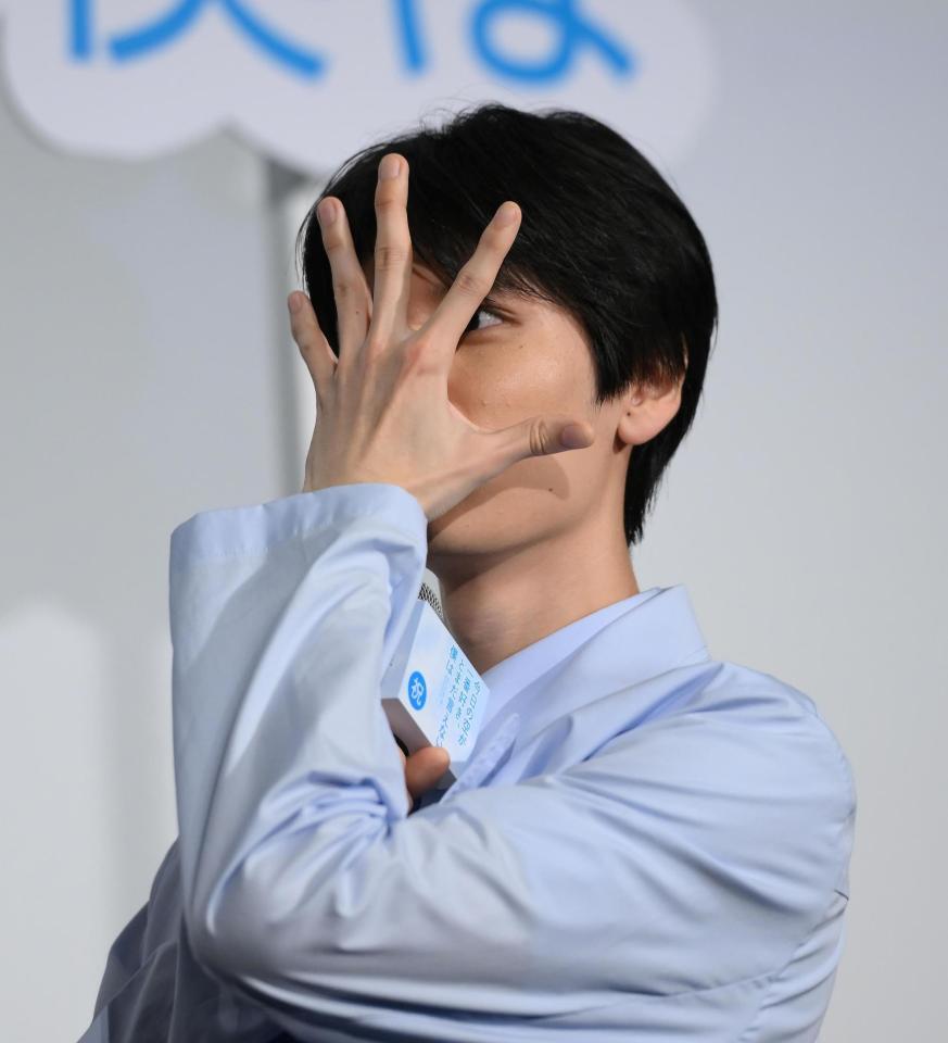 　チャームポイントの大きな手で顔を覆う萩原利久（撮影・堀内翔）