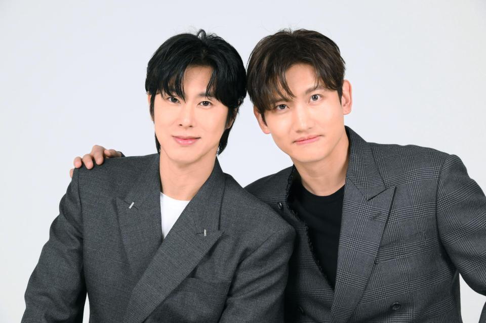 東方神起のユンホ（左）とチャンミン（撮影・堀内翔）